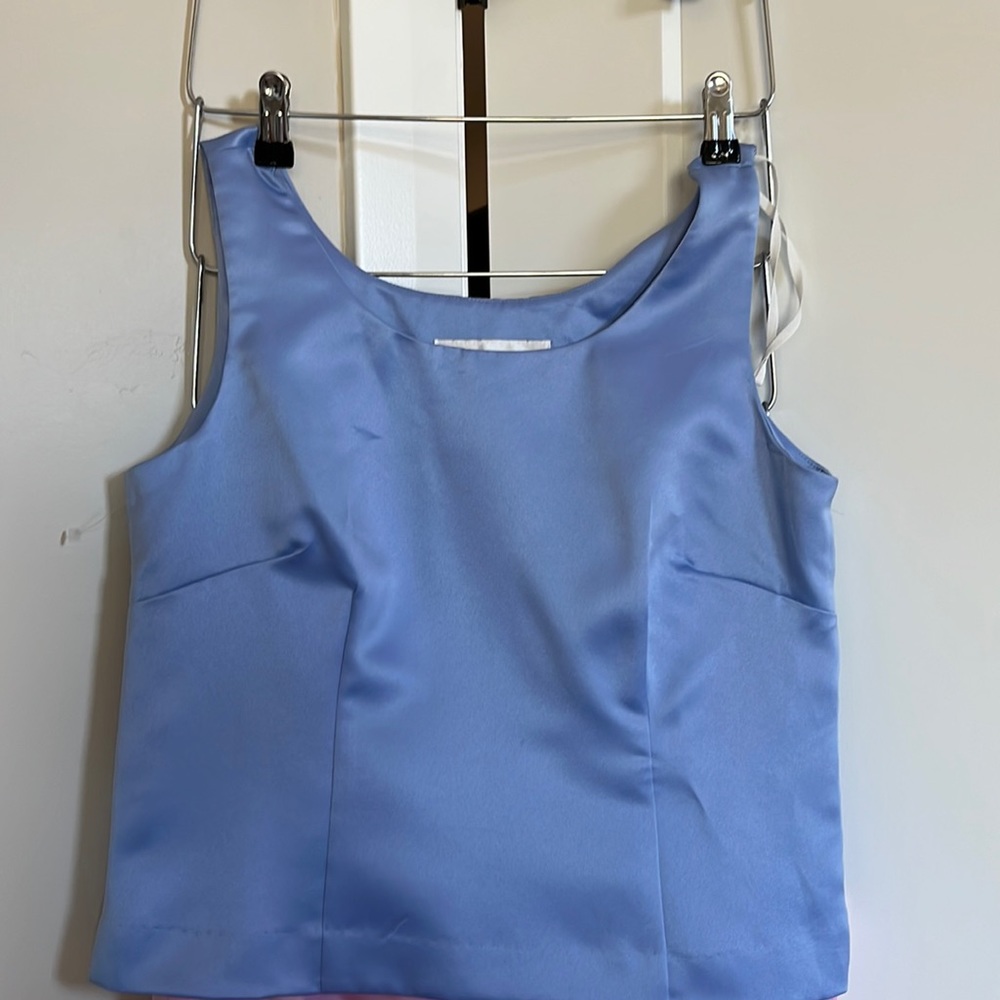Sleeveless summer blouse. With side zipper.